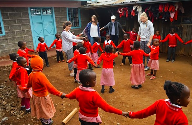 volunteer with children in Kenya