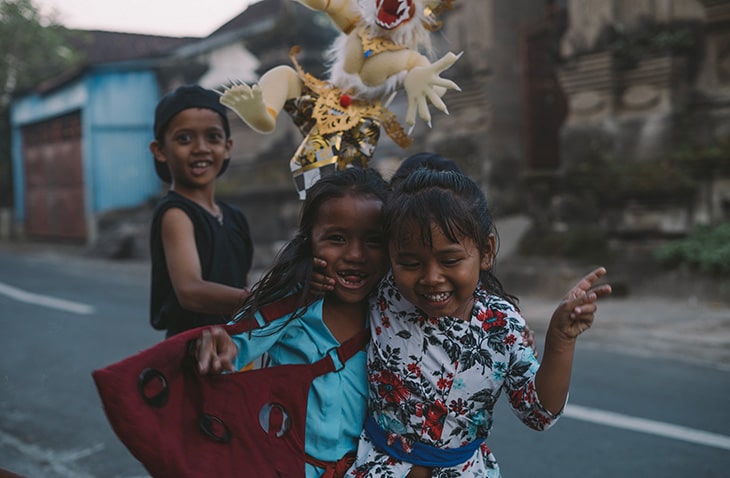 volunteer with children in Bali