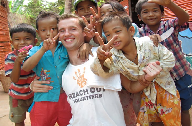 Short-Term-Volunteer-Abroad-Programs-Reach-Out-Volunteers volunteer abroad for 1-2 weeks
