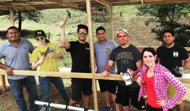 Construction volunteering programs with Maximo Nivel